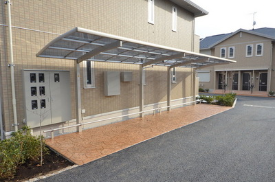 Entrance. ☆ Covered parking lot ☆