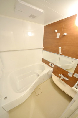 Bath. ☆ It is spacious the bathroom Thankfully ☆