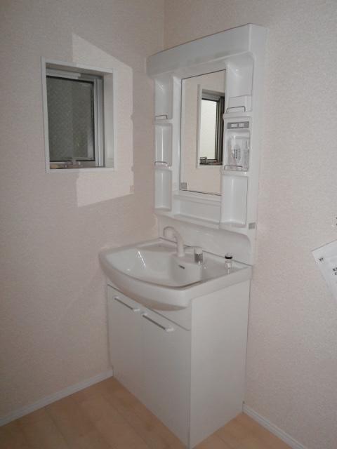 Wash basin, toilet. Building 2