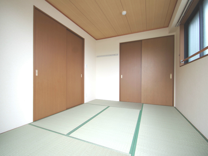 Other room space. After allese-style room is calm!