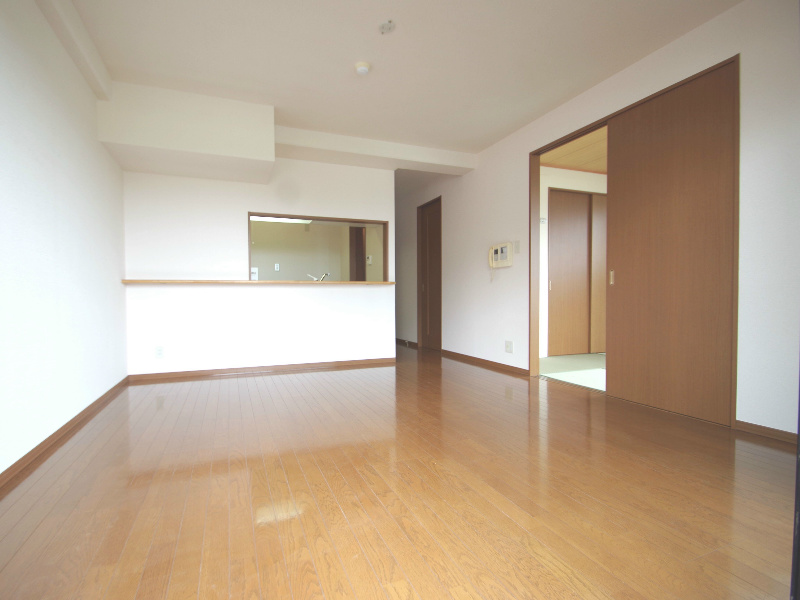 Living and room. LDK13.8 Pledge there is a counter kitchen!