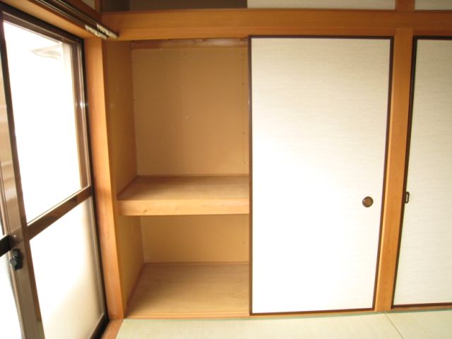 Receipt. Storage with depth. There are storage capacity.