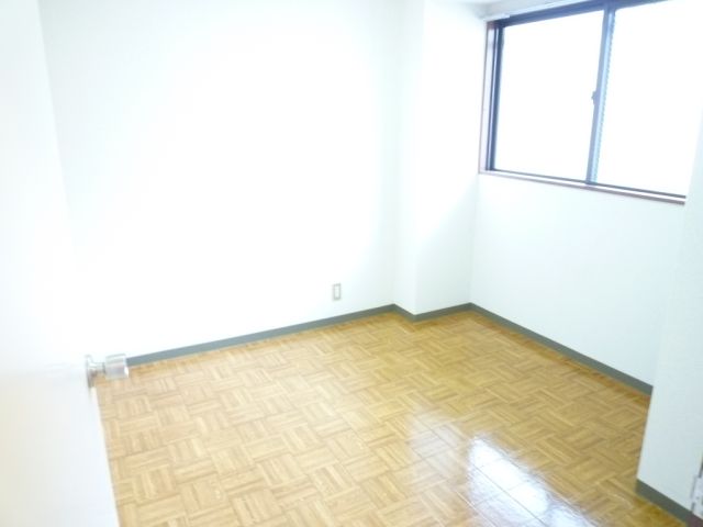 Living and room. Yes each room storage