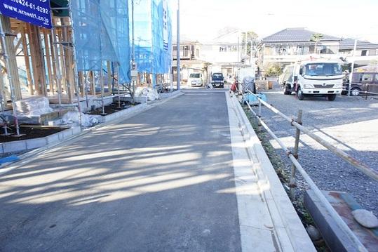 Local photos, including front road. Frontal road