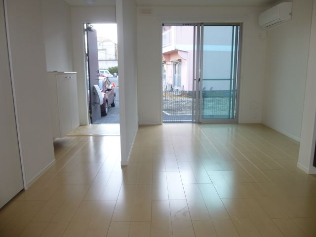 Living and room. ◇ a living room with a sense of openness ◇