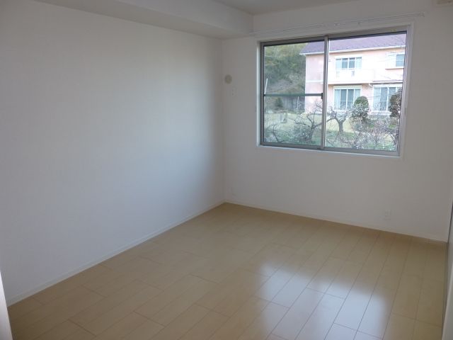 Living and room. ◇ is airy rooms ◇