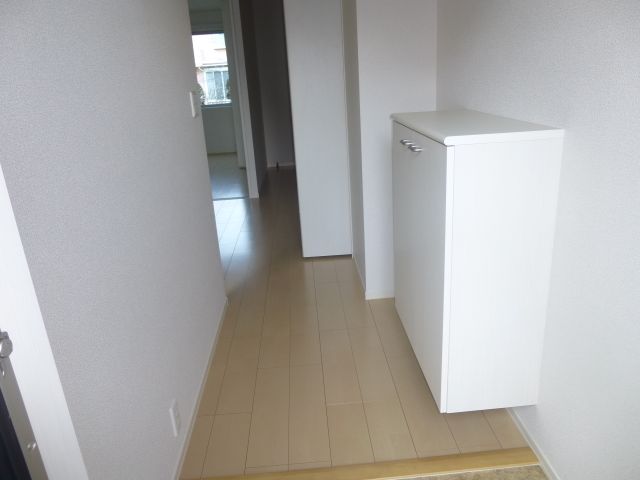 Entrance. ◇ the entrance there is a shoebox ◇