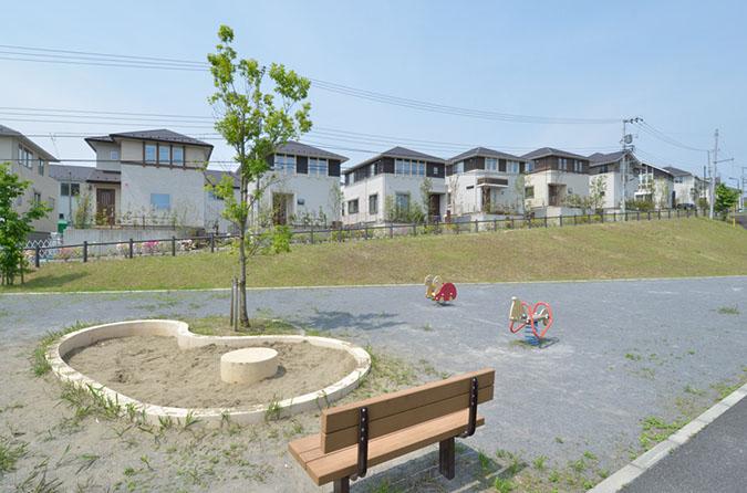 Sale already cityscape photo. 11-minute walk from the "Keio Horinouchi" station. The same properties that "urban development of the tree house" of all 106 House is progressing steadily. Clear that the land 170 sq m or more, Lined with homes that provide us with the richness. (Streets, including the sale already dwelling unit ・ May 2012 shooting)