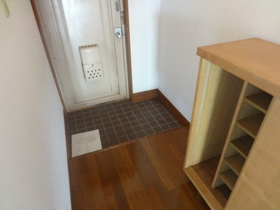 Entrance. ☆ Entrance hall with cupboard ☆