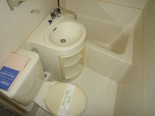 Bath. Simple hot water supply type unit bus is clean