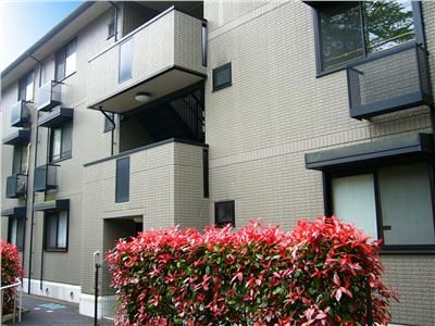 Building appearance. Convenient traffic in the 2-minute bus stop walk