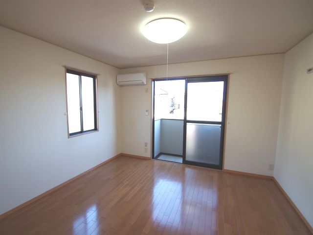 Living and room. Same building, It will be photos of the floor plan of the room. (image)