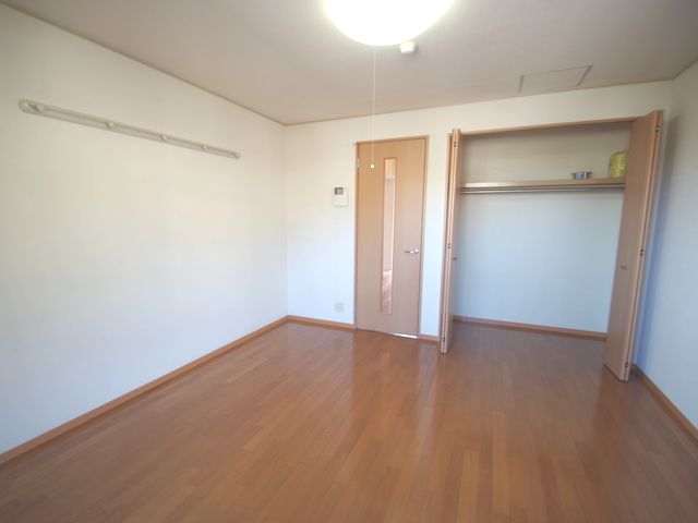 Other room space. Same building, It will be photos of the floor plan of the room. (image)