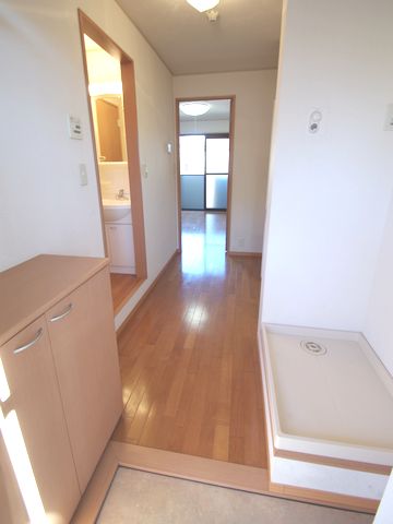 Entrance. Same building, It will be photos of the floor plan of the room. (image)