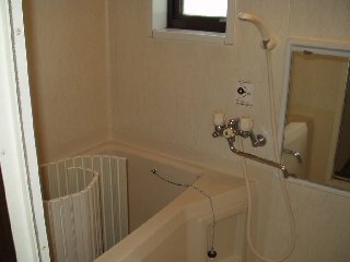 Bath. Bathing of a small window with the, Ventilation is good. 