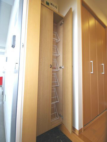 Other room space. Entrance shoe box!