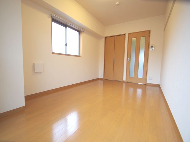 Living and room. Two-sided lighting, Flooring 7 Pledge