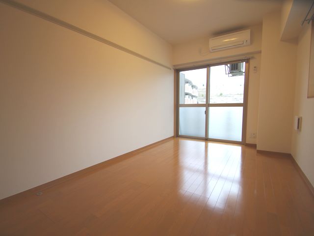 Other room space. Picture rails, Air conditioning Installed