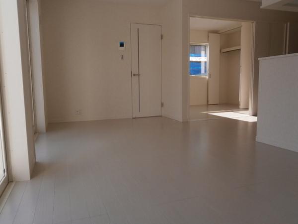 Living. 1 Building In a wider space and opened a Western-style continuous with the living