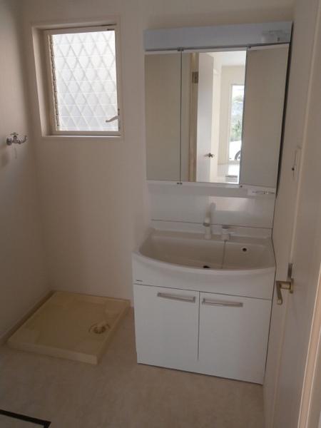 Wash basin, toilet. 1 Building Shampoo with Dresser, Three-sided mirror vanity