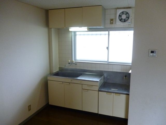 Kitchen. Gas stove can be installed kitchen