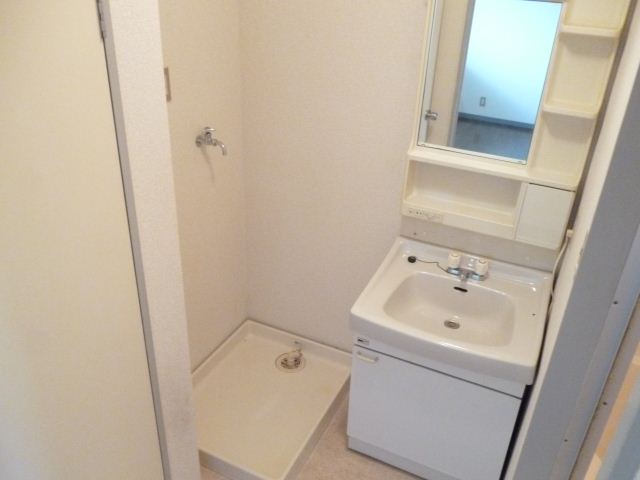 Washroom. Independent wash basin ・ Washing machine in the room