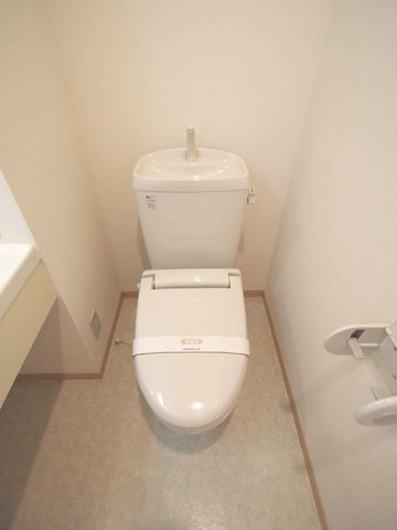 Toilet. Restroom of heating toilet seat! Photos of rank difference of the same building (image)