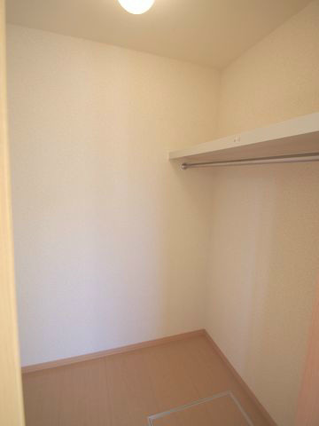 Receipt. Walk-in closet! Photos of rank difference of the same building (image)