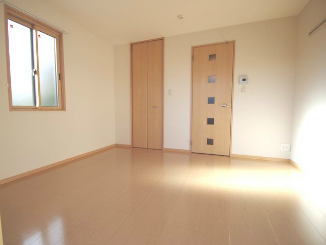 Living and room. Flooring of Western-style 7 quires! Photos of rank difference of the same building (image)