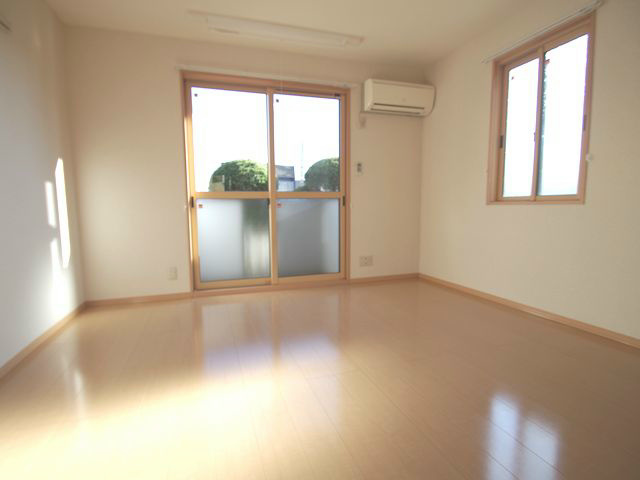 Other room space. Two-sided lighting Western-style! Photos of rank difference of the same building (image)