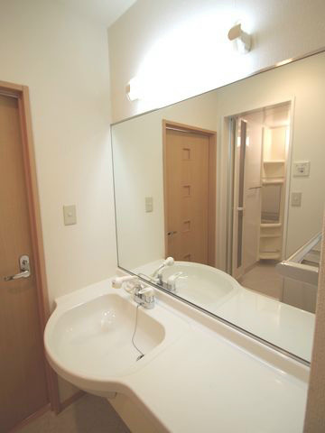 Washroom. Wash basin-wide mirror! Photos of rank difference of the same building (image)