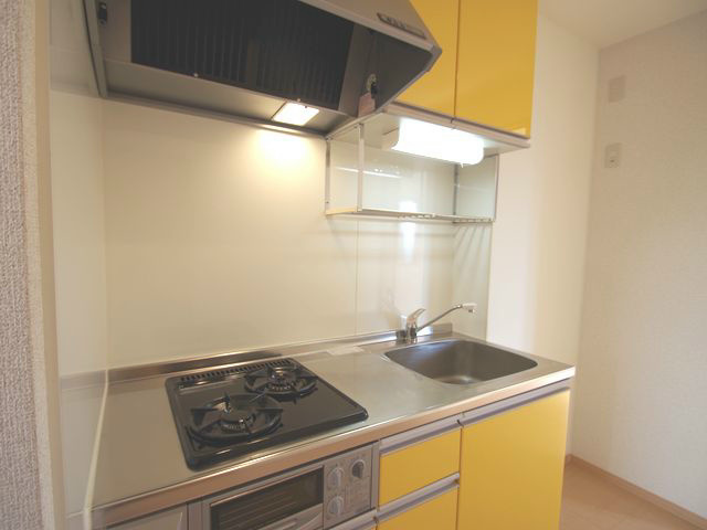 Kitchen. Two-burner grill with a kitchen! Photos of rank difference of the same building (image)