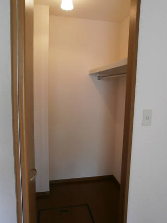 Receipt. Not troubled in the storage in the walk-in closet