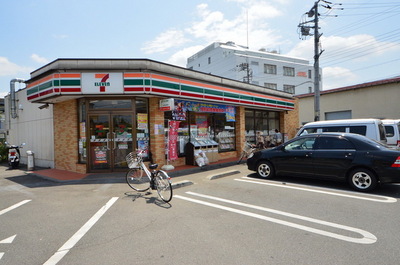 Convenience store. 418m to Seven-Eleven (convenience store)