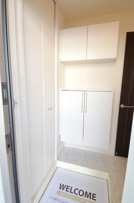 Entrance. Spacious entrance