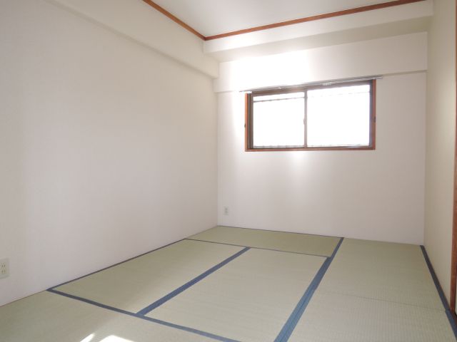 Living and room. Tatami rooms