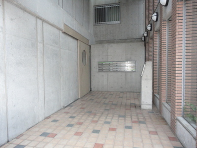 Entrance. Multiplied by the peace of mind in the auto-lock