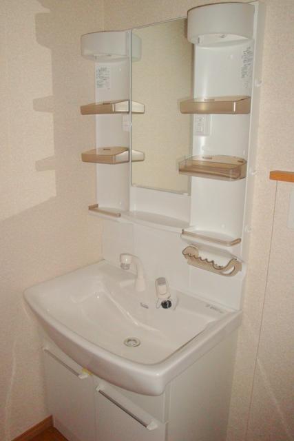 Wash basin, toilet. Indoor (12 May 2013) Shooting