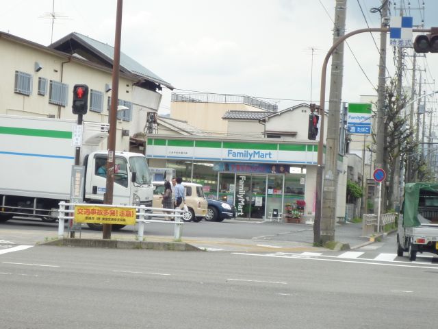 Convenience store. 850m to Family Mart (convenience store)