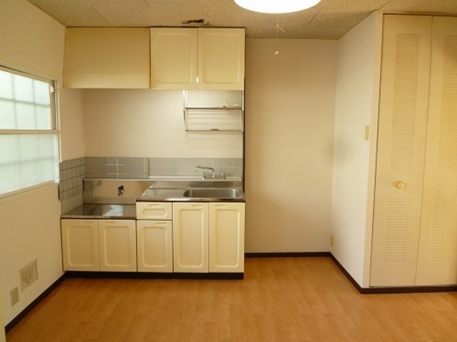 Kitchen. Gas stove can be installed