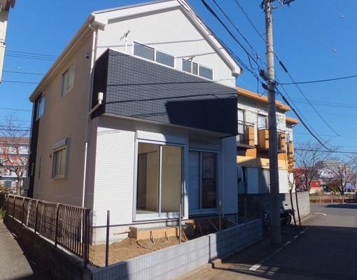 Local appearance photo. Day is well bright housing.