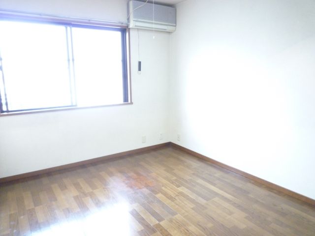 Living and room. Spacious 7.5 Pledge of Western-style