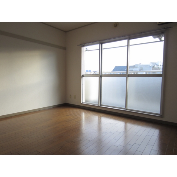 Living and room. Easy-to-use is a little spread of the room!