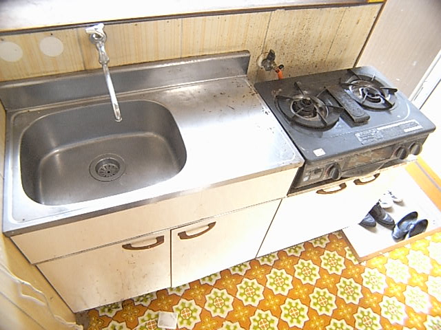 Kitchen. A large kitchen with a cooking fee