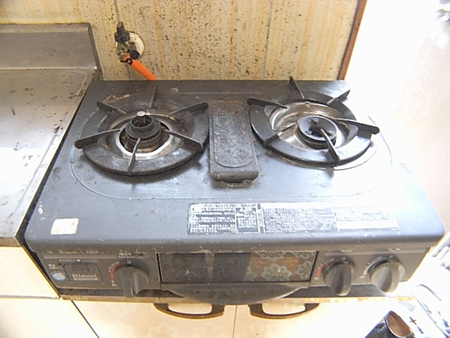 Kitchen. Two-burner gas stove Installed