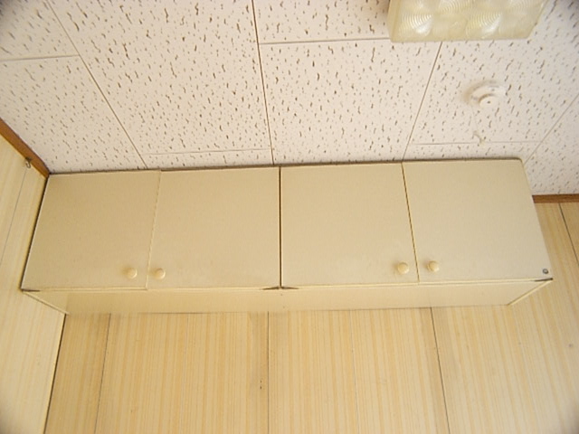 Kitchen. Upper receiving