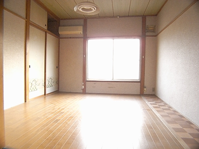 Living and room. Spacious 7 Pledge