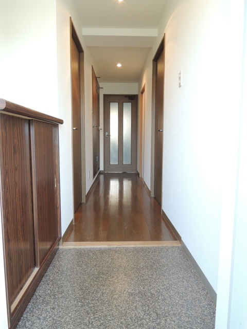 Entrance. Spacious entrance is for us to welcome