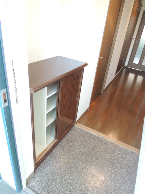 Receipt. Shoe box equipped