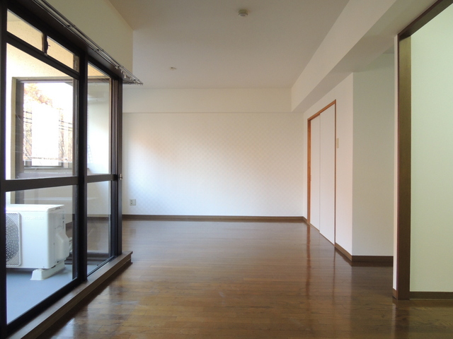 Living and room. Comfortable can spend it in the spacious LDK